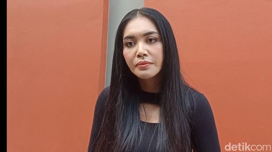 Denada Denada saat ditemui di kawasan studio Trans TV.