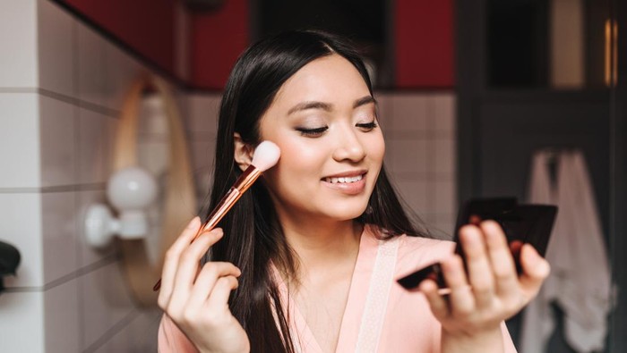 Yuk Tampil Shining, Shimmering, Splendid dengan 5 Liquid Highlighter Ini!