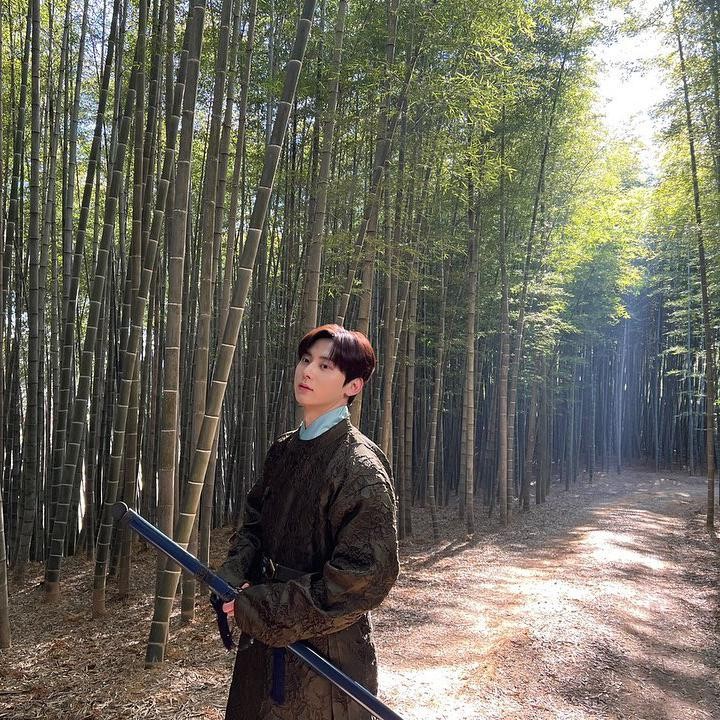 <p>Dalam pengumuman tersebut, pemeran Seo Yul di drama Korea <em>Alchemy of Souls</em> ini akan mengadakan konser mini di Jakarta pada 19 Agustus 2023 mendatang. (Foto: Instagram @optimushwang)<br /><br /><br /></p>