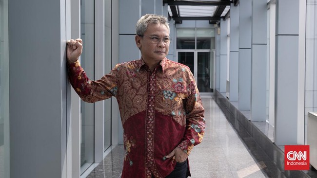 Presiden Joko Widodo memanggil politikus PDIP Johan Budi Sapto Prabowo ke Istana Kepresidenan Jakarta.