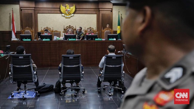 Dua terdakwa korupsi BTS Galumbang Menak juga dituntut pidana denda sebesar Rp1 miliar, sedangkan Mukti Ali dituntut membayar denda sebesar Rp500 juta.