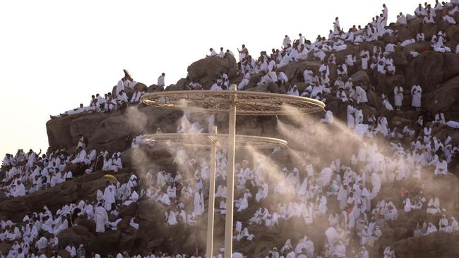 Wukuf di Arafah bagi para lansia di tengah cuaca panas hingga 40 derajat lebih ini memiliki tantangan tersendiri, termasuk bisa memicu masalah kulit.