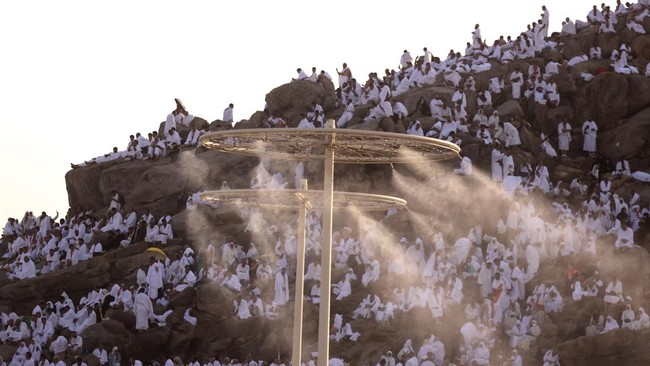 Jutaan jemaah haji memadati Padang Arafah pada Selasa (27/6). Puncak ibadah haji itu berlangsung saat suhu mencapai 48 derajat Celcius di Arab Saudi.