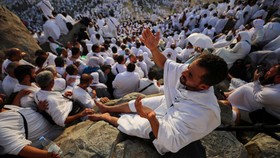 FOTO: Khusyuk Wukuf Jemaah Haji di Padang Arafah