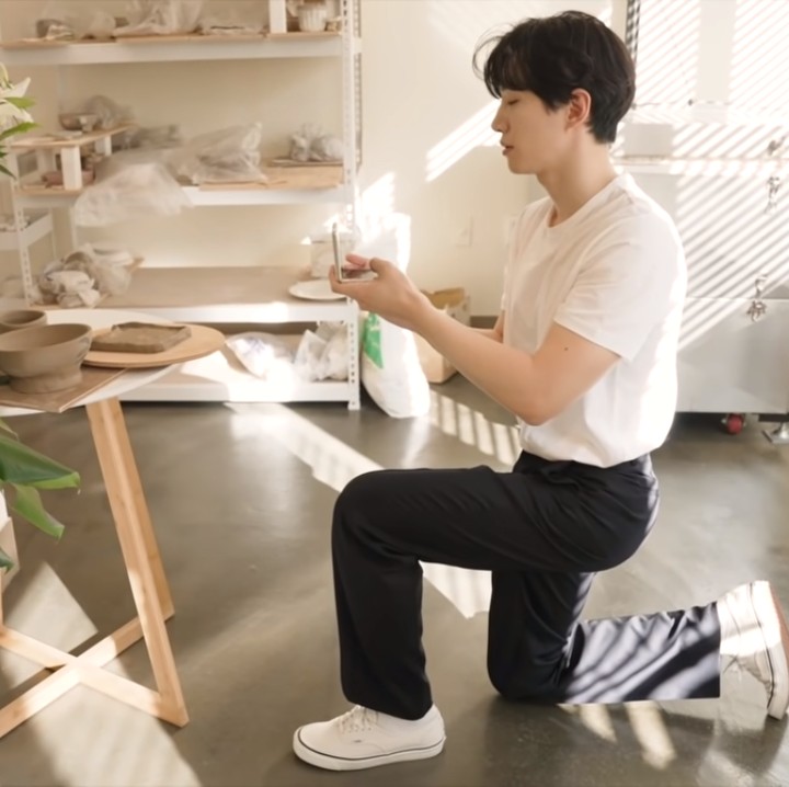 <p>Saat hasil karyanya sudah jadi, Junho terlihat begitu bangga, nih. Ia sering melihat keramik buatannya dan terus mengabadikannya menggunakan kamera <em>handphone</em>. (Foto: YouTube 이준호 LEE JUNHO)<br /><br /><br /></p>