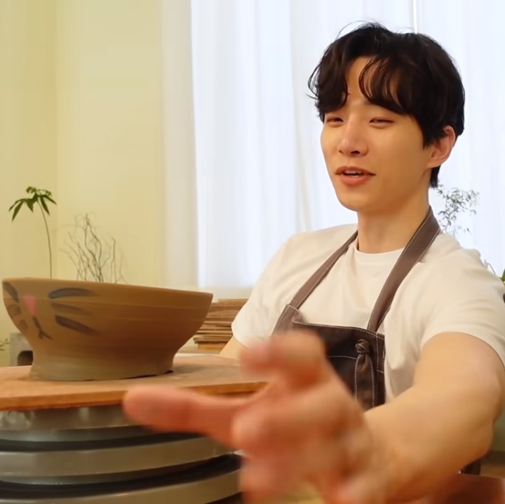 <p>Dalam aktivitas tersebut, Junho tampak begitu antusias. Meski awal-awalnya bingung, pria berusia 33 tahun itu begitu serius mendengarkan instruksi. (Foto: YouTube 이준호 LEE JUNHO)<br /><br /><br /></p>