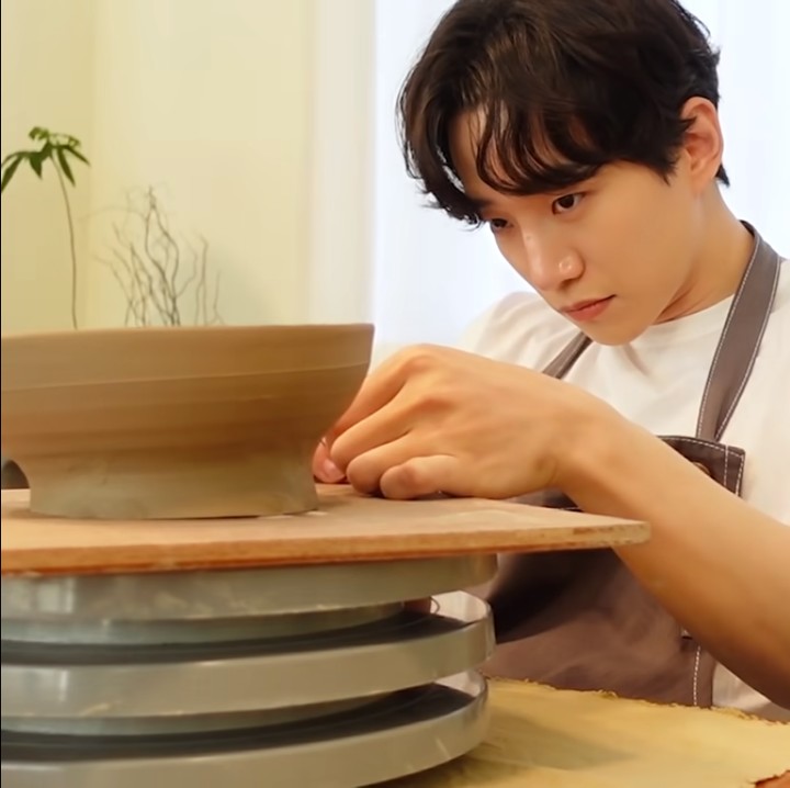 <p>Tak hanya di Instagram, Lee Junho juga memiliki kanal YouTube yang diisi beragam video aktivitasnya. Salah satu yang menarik perhatian yakni momen ketika ia membuat mangkuk keramik dengan tanah liat nih, Bunda. (Foto: YouTube @이준호 LEE JUNHO)<br /><br /><br /></p>