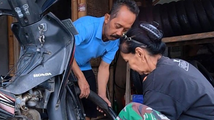 Maryani mengalami keterbatasan fisik usai kecelakaan yang menimpanya. Ia dibantu sang suami yang menderita parkinson untuk mencari nafkah. Yuk, kita mereka!