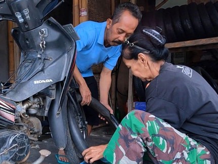 Disabilitas Tak Lantas Buat Maryani Berputus Asa, Jalani Hidup dari Menambal Ban