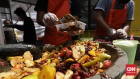 FOTO: Menjajal Kenikmatan Rujak Sultan yang Viral dari Kebon Melati