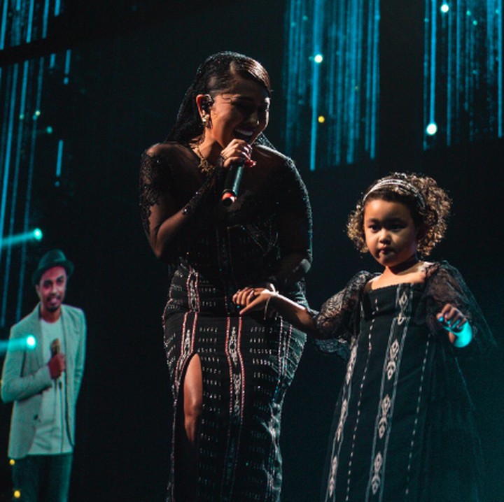 <p>Mutia Ayu istri mendiang Glenn Fredly telah menutupi wajah sang putri, Gewa, selama tiga tahun. Wajah Gewa pun mulai dilihat publik pada konser Glenn Fredly 25 Years Of Music (24/6/2023). "Terimakasih Gewa udah temenin dan kuatin Bunda di atas panggung, karna Gewa Bunda bisa lewatin semua," tulis Mutia Ayu seraya mengunggah potret bersama sang putri. (Foto: Instagram: @mutia_ayuu)</p>