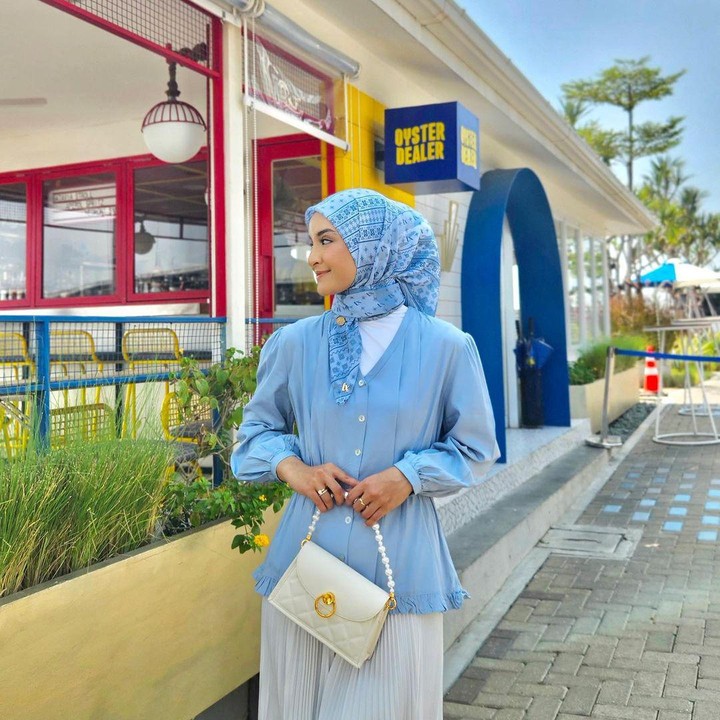 <p>Siapa yang tak kenal dengan Nabila Ishma? Kekasih mendiang Emmeril Kahn Mumtadz alias Eril, tampaknya tak pernah lepas dari sorot publik. Selain karena prestasinya di usia muda, Nabila kerap menyita perhatian publik dengan <em>outfit</em> yang dikenakannya. (Foto: Instagram@nabilaishma)</p>