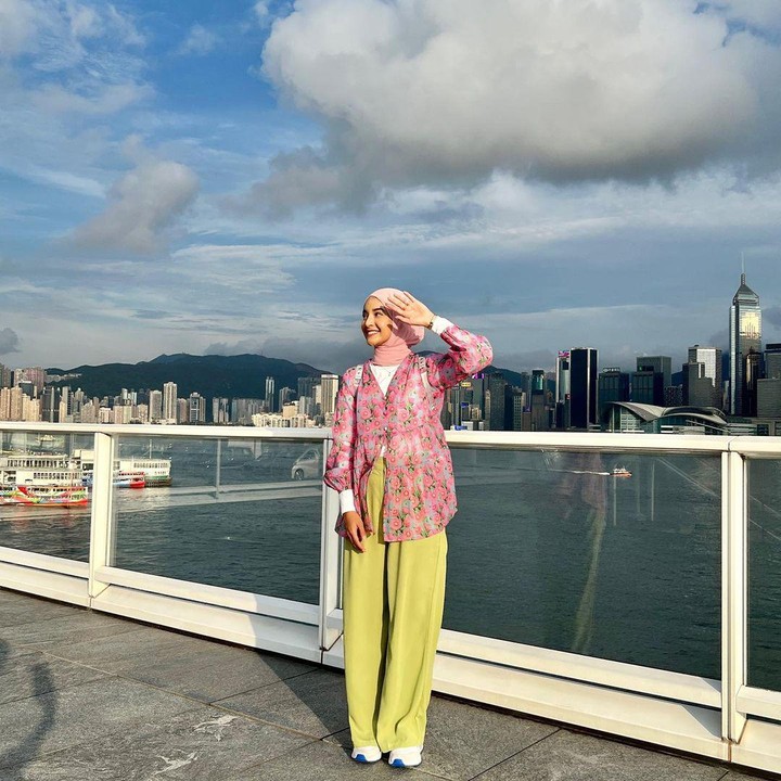 <p>Nabila memang kerap membagikan potret <em>outfit</em> dengan warna-warna yang cerah seperti OOTD-nya yang satu ini. Ia memadukan <em>inner</em> tangan panjang putih dengan <em>blouse</em> motif bunga yang berwarna merah muda. Kemudian, ia juga mengenakan celana berwarna kekinian, yakni <em>lime green</em>. Dari beberapa inspirasi OOTD Nabila, Bunda pilih yang mana? (Foto: Instagram@nabilaishma)</p>
