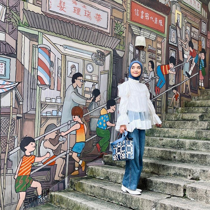 <p>Belum lama ini, Nabila membagikan beberapa potretnya yang mengenakan beragam <em>outfit of the day </em>(OOTD) saat liburan di Hong Kong, Bunda. Nah, Bunda penasaran seperti apa OOTD hijab modis ala Nabila saat liburan? (Foto: Instagram@nabilaishma)</p>