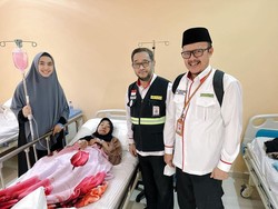 Ibunda Oki Setiana Dewi Dilarikan ke RS di Makkah