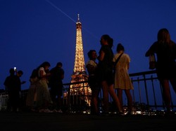 Geger Pemerkosaan Turis di Kaki Menara Eiffel, 2 Pria Dibebaskan