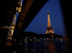 Mabuk Berat, Dua Turis Nginap di Menara Eiffel