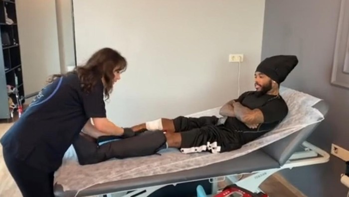 Operasi Pemanjangan Kaki. Foto: Tiktok.com/@mrbrokenbonez