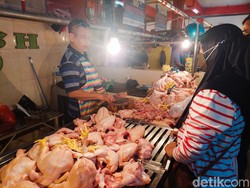 Pedagang Daging Ayam di Cimahi Khawatir Tak Ada Pasokan Imbas Demo