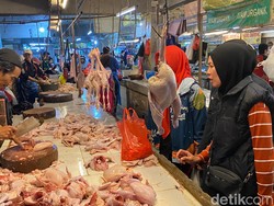 Cerita Emak-emak Bandung Beli Daging Ayam di Tengah Harga yang Meroket