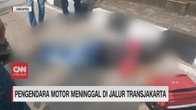 VIDEO: Pengendara Motor Meninggal di Jalur Transjakarta