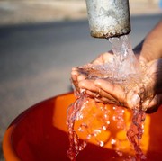 Sekilas Terlihat Sama, Ternyata Air Zamzam dan Air Putih Biasa Miliki 4 Perbedaan Ini...