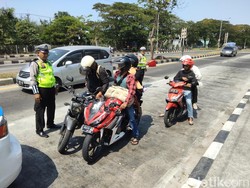 Polisi Tilang 197 Pemotor Surabaya yang Nekat Tanpa Pelat Nomor