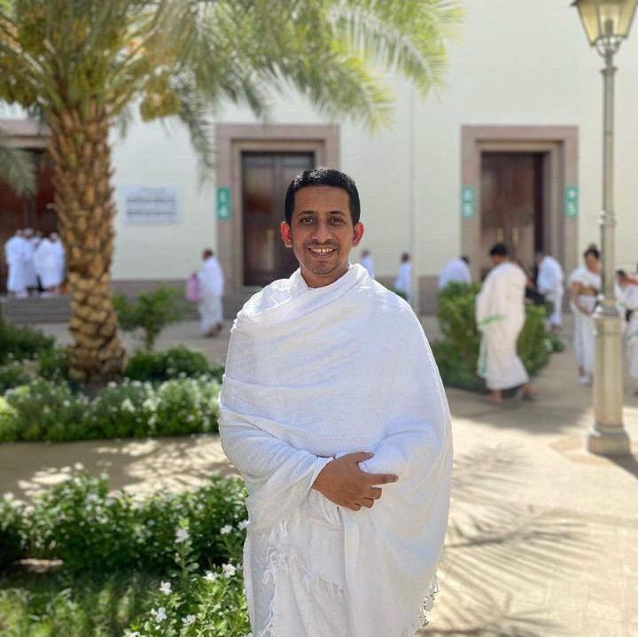 <p>Habib Jafar membagikan potretnya ketika melaksanakan haji tamattu atau ibadah umrah sebelum haji. Saat beribadah, Habib Jafar juga bersilaturahmi dengan jamaah lain dari luar Indonesia. (Foto: Instagram: @husein_hadar)</p>