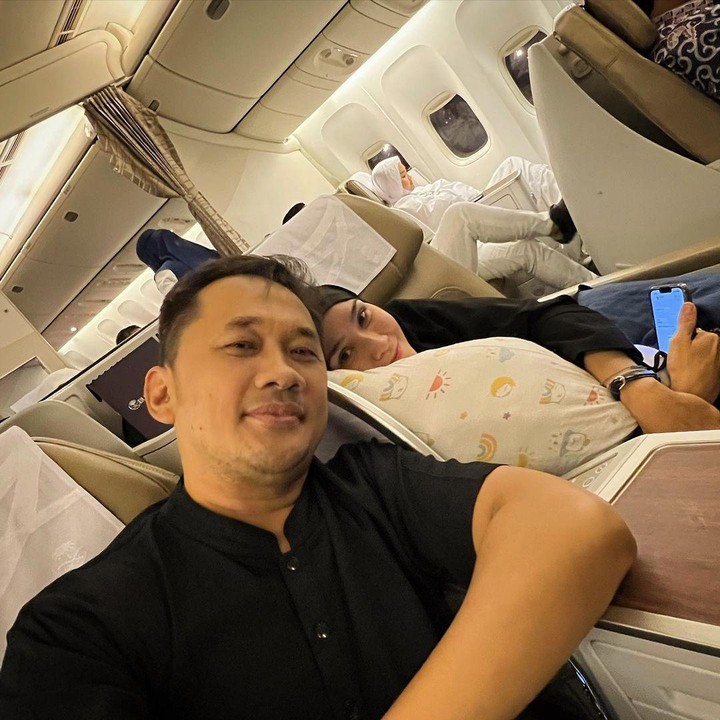 <p>Pasangan Hanung Bramantyo berkesempatan untuk menunaikan ibadah haji di tahun ini, Bunda. Tak sendirian, sang istri Zaskia Adya Mecca pun turut menemaninya. (Foto: Instagram: @hanungbramantyo)</p>