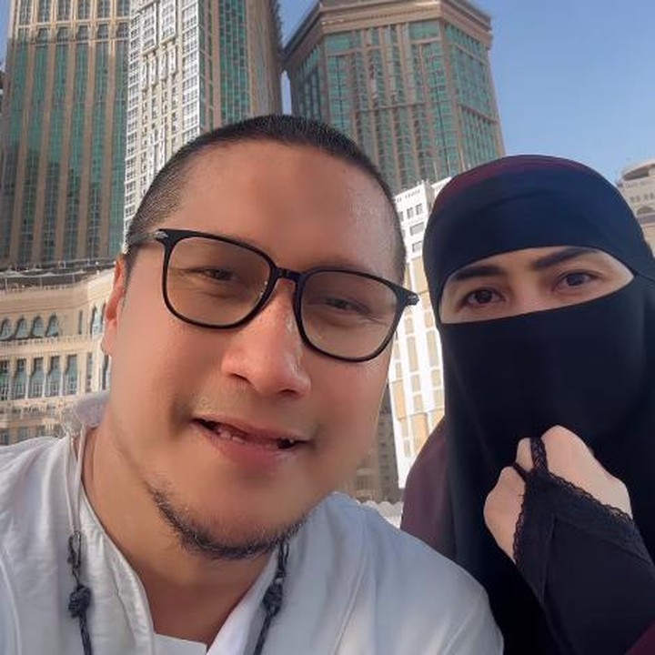 <p>Belum lama ini Arie Untung dan sang istri, Fenita Arie, mengungkap permintaan maafnya karena berhalangan hadir ke wisuda anaknya, Gavin, karena tengah menunaikan ibadah haji. Meski begitu, keduanya tetap mendoakan yang terbaik untuk sang anak. (Foto: Instagram: @ariekuntung)</p>