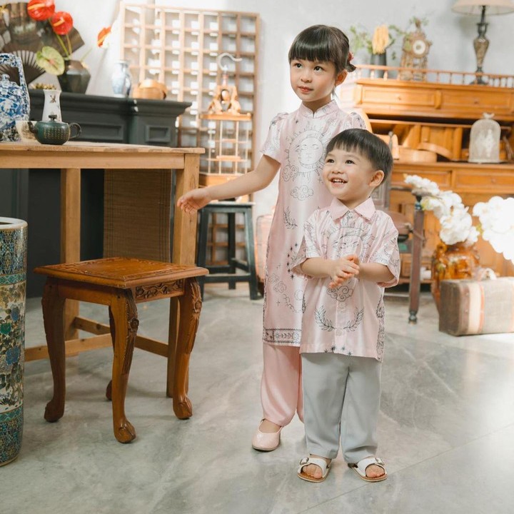 <p>Momen kedekatan Nastusha dan Dante membuat netizen gemas nih, Bunda. Mereka pun mendoakan agar Nastusha dan Dante menjadi anak yang pintar dan sayang dengan kedua orang tuanya. (Foto: Instagram: @chelseaoliviaa)</p>