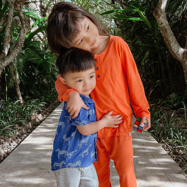 <p>Pada salah satu potret yang diunggah Chelsea Olivia, Nastusha terlihat merangkul sang adik penuh sayang. Dante pun membalas rangkulan tersebut. (Foto: Instagram: @chelseaoliviaa)</p>