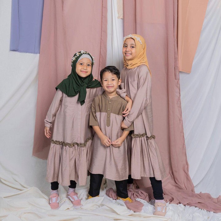 <p>Anak pertamanya, Megumi Arrawda Sachi, lahir pada 23 Maret 2014. Dua tahun kemudian, Megumi pun mendapatkan seorang adik bernama Mishka Arrawfa Najma. (Foto: Instagram: @natasharizkynew)</p>