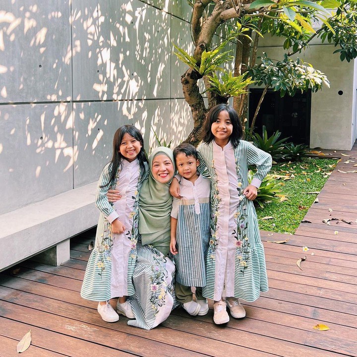 <p>Megumi, Miskha, dan Miguel sangat dekat dengan kedua orang tuanya, Bunda. Ketiganya bahkan kerap menghabiskan waktu bersama, lho. (Foto: Instagram: @natasharizkynew)</p>