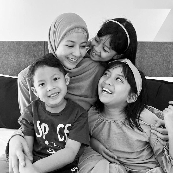 <p>Kebahagiaan pun kembali meliputi keluarga Natasha Rizky dan Desta. Pada 12 Desember 2018, keduanya kembali dikaruniai seorang anak berjenis kelamin laki-laki bernama Miguel Arrawsya Janied. (Foto: Instagram: @natasharizkynew)</p>