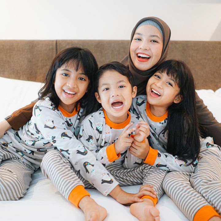 <p>"MasyaAllah anak-anak yang sholeh dan sholehah, amin yaa Robbal alamin," tutur seorang netizen. "Doa dan lope sekebon buat klean Masya Allah," ungkap yang lainnya dengan emoticon hati. (Foto: Instagram: @natasharizkynew)</p>