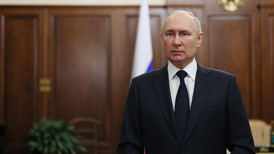 Vladimir Putin kembali menyatakan bakal maju di Pilpres 2024. Hal itu disampaikan saat bertemu para tentara yang menyerang Ukraina. 