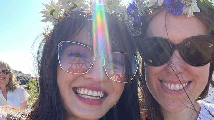 Intip Keseruan Raline Shah Ikuti Festival Midsummer Swedia, Merangkai Flower Crown Sendiri!