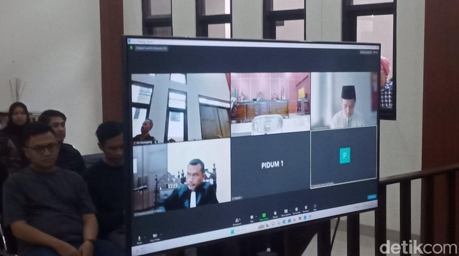 Sidang agenda penuntutan atas terdakwa Alwi Husaeni Maolana terkait kasus penyebaran video asusila untuk ancaman (revenge porn) digelar secara tertutup. (Aris R/detikcom) Sidang agenda penuntutan atas terdakwa Alwi Husaeni Maolana terkait kasus penyebaran video asusila untuk ancaman (revenge porn) digelar secara tertutup. (Aris R/detikcom)