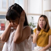 Orangtua Perlu Sadar, 5 Kalimat Toksik Ini Bisa Merusak Mental Anak Secara Perlahan!