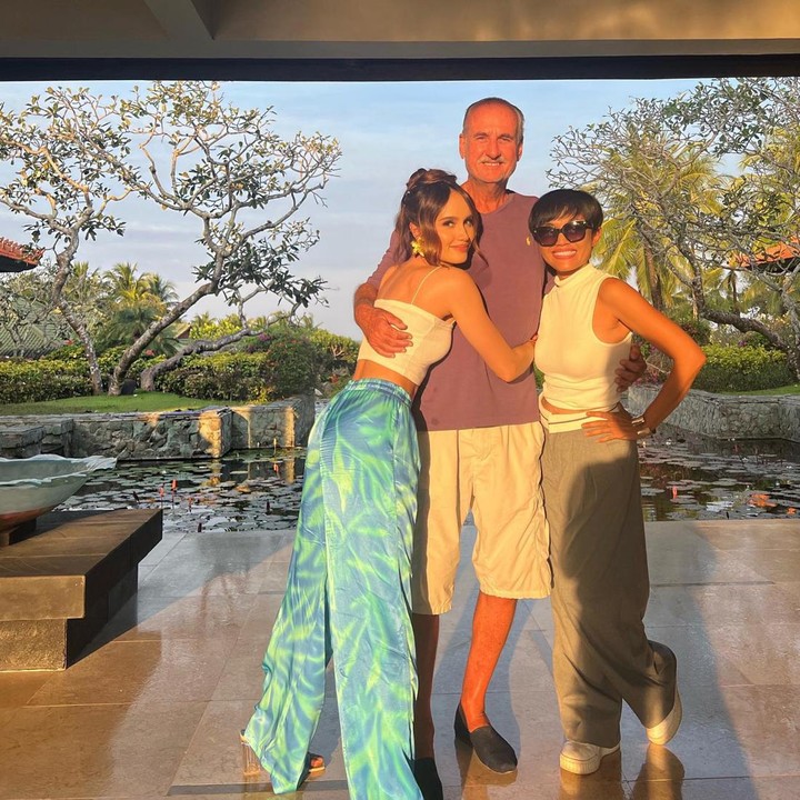 <p>Beberapa waktu yang lalu, Cinta Laura membagikan potret keluarga terbaru, Bunda. Katanya, mereka membuat pose potret keluarga yang lebih kreatif dari sebelumnya. "<em>Trying to be a little more creative with the family photos</em>," dikutip dari akun @claurakiehl. (Foto: Instagram @claurakiehl)<br /><br /><br /></p>