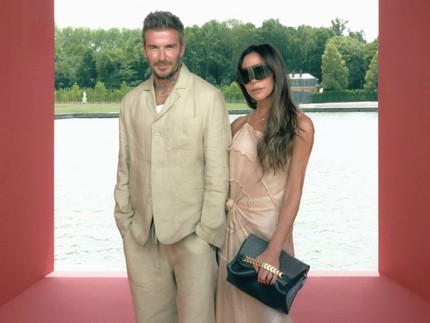 Terpopuler: Victoria Beckham Tak Pernah Tersenyum Lebar, Ternyata Ini Alasannya