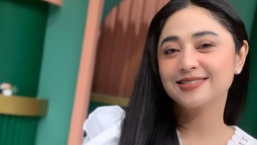 img-title Sempat Dikecam, Ini Alasan Dewi Perssik Bongkar Gaji Calon Suami