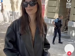 Emily Ratajkowski Tampil Naked Saat Datang di Paris Fashion Week