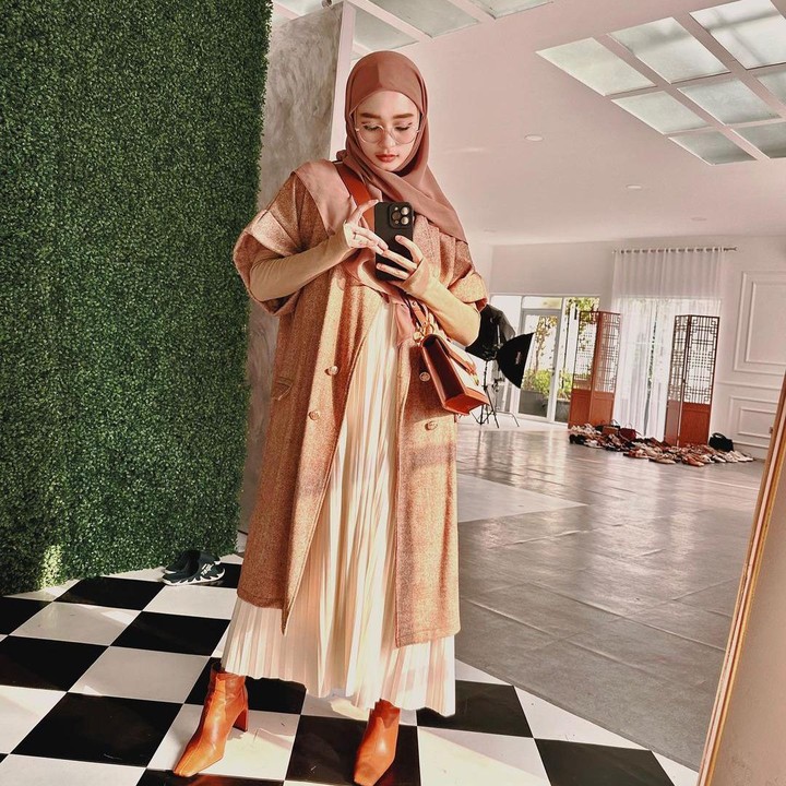 <p>Program diet yang Inara jalani pun berbuah manis, Bunda. Katanya, ia bersahil menurunkan berat badan hampir sebanyak 20 kg, lho. "Skrg juni 2023 BB 49kg. <em>Bye almost</em> 20," katanya. (Foto: Instagram @mommy_starla)<br /><br /><br /></p>