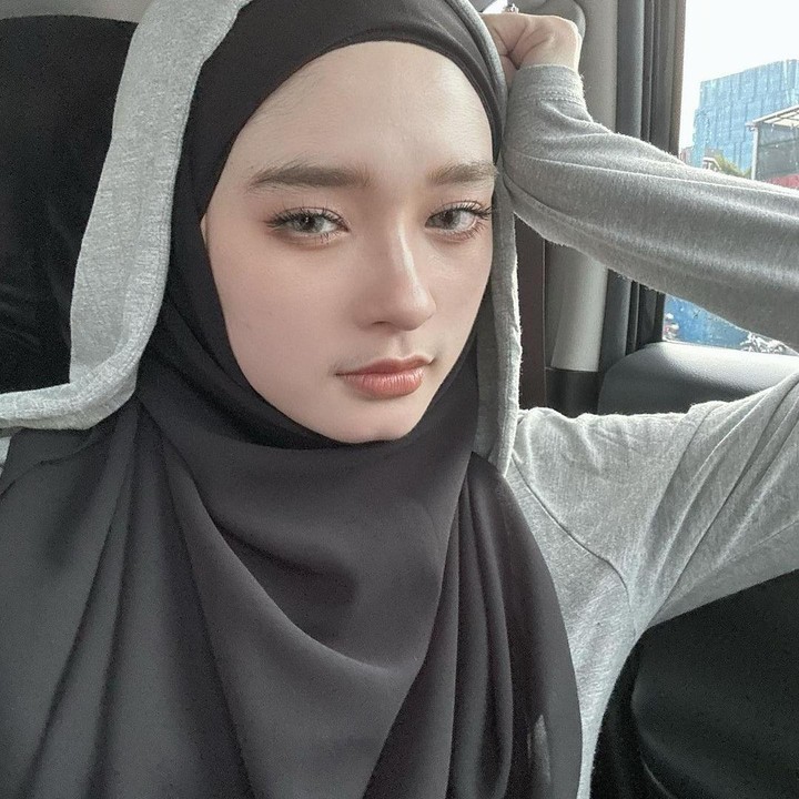 <p>Penampilan Inara Rusli terus menuai pujian, Bunda. Kali ini, Bunda tiga anak ini bagikan cerita tentang diet yang ia jalani. (Foto: Instagram @mommy_starla)<br /><br /><br /></p>