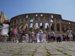 Turis Tertusuk Pagar Colosseum, Dapat 80 Jahitan di Punggung