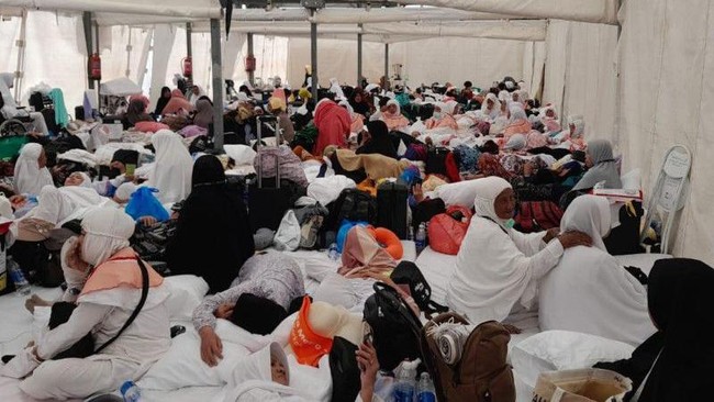 Jemaah haji asal Metro, Lampung, Indonesia, melapor belum mendapatkan makanan sejak pagi sehingga membutuhkan bantuan pemerintah. 