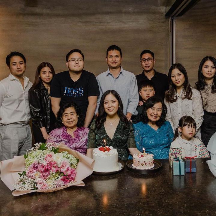 <p>Jessica yang resmi dipersunting Jonathan Natakusuma pada 2022 lalu kini sudah memiliki dua orang anak. Kendati demikian, saat ini ternyata ia sedang mengandung calon anak ketiganya, Bunda. (Foto: Instagram@jessicatanoe)</p>