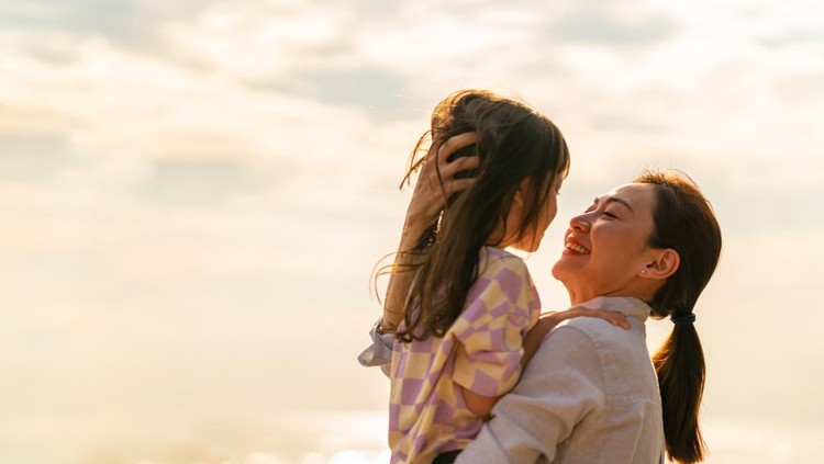 Kapan Waktu yang Tepat Memberitahu Status Anak Angkat? Ini 5 Cara Memberitahunya Kapan Waktu yang Tepat Memberitahu Status Anak Angkat? Ini 5 Cara Memberitahunya